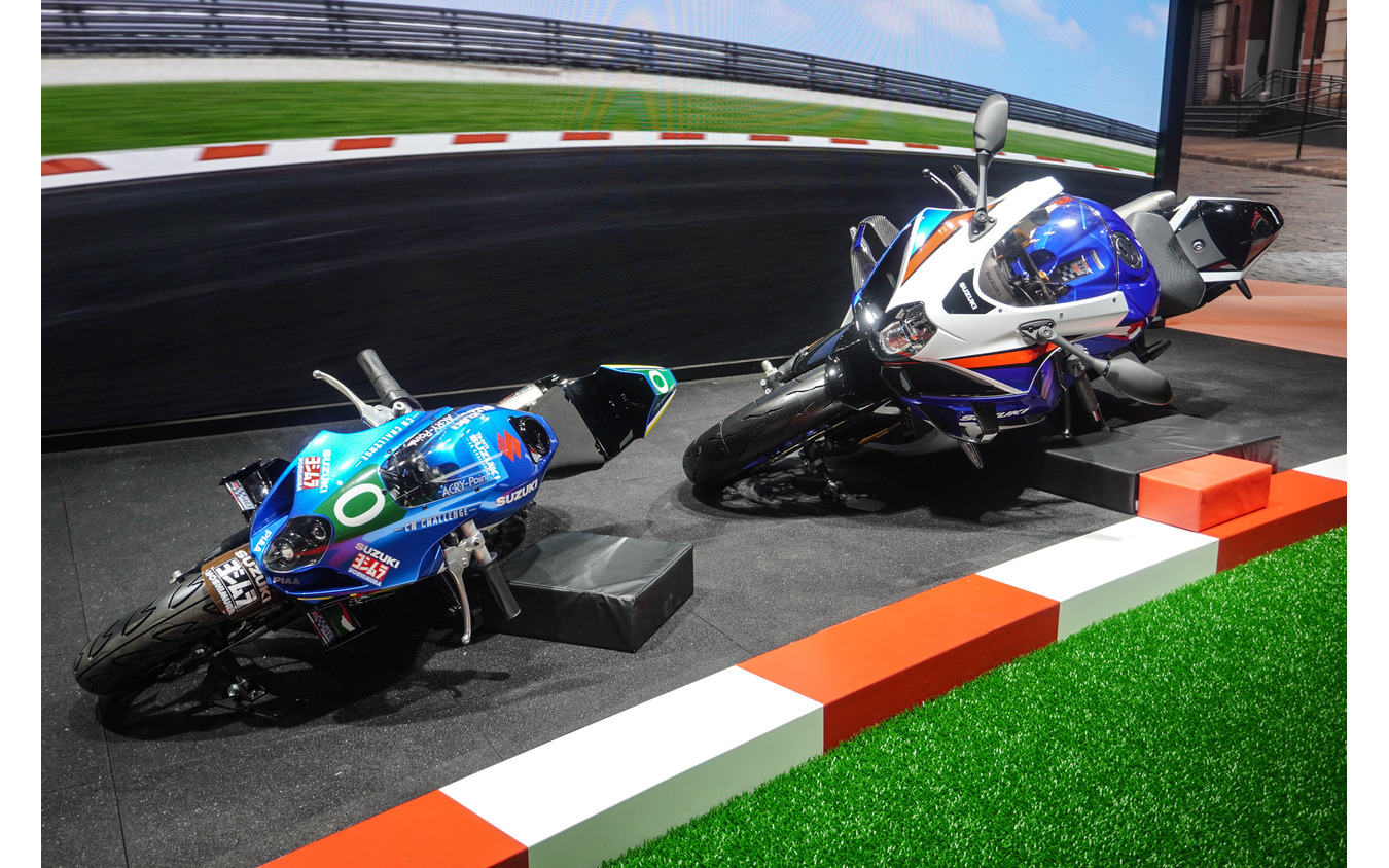 CNチャレンジ ミニと新型GSX-R1000Rにまたがり親子撮影が可能