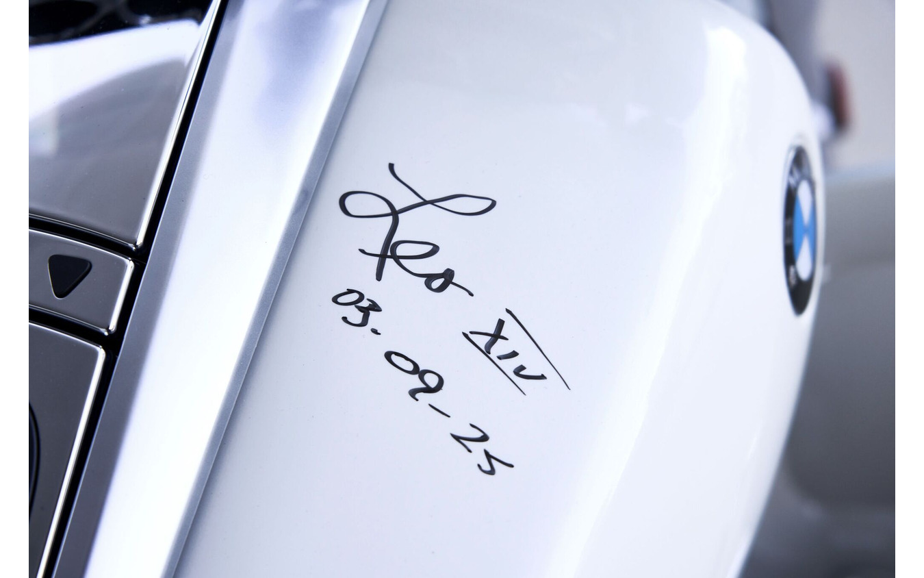 ローマ教皇レオ14世のサイン入りBMW『R18』の特別カスタム仕様