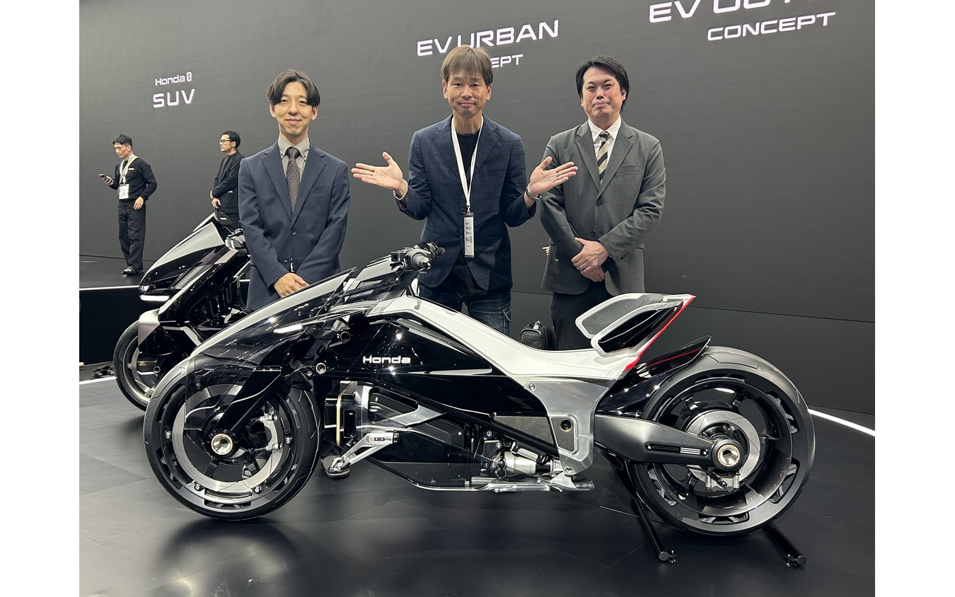 ホンダ EV OUTLIER Concept 開発者のふたりと筆者(中央)(ジャパンモビリティショー2025)
