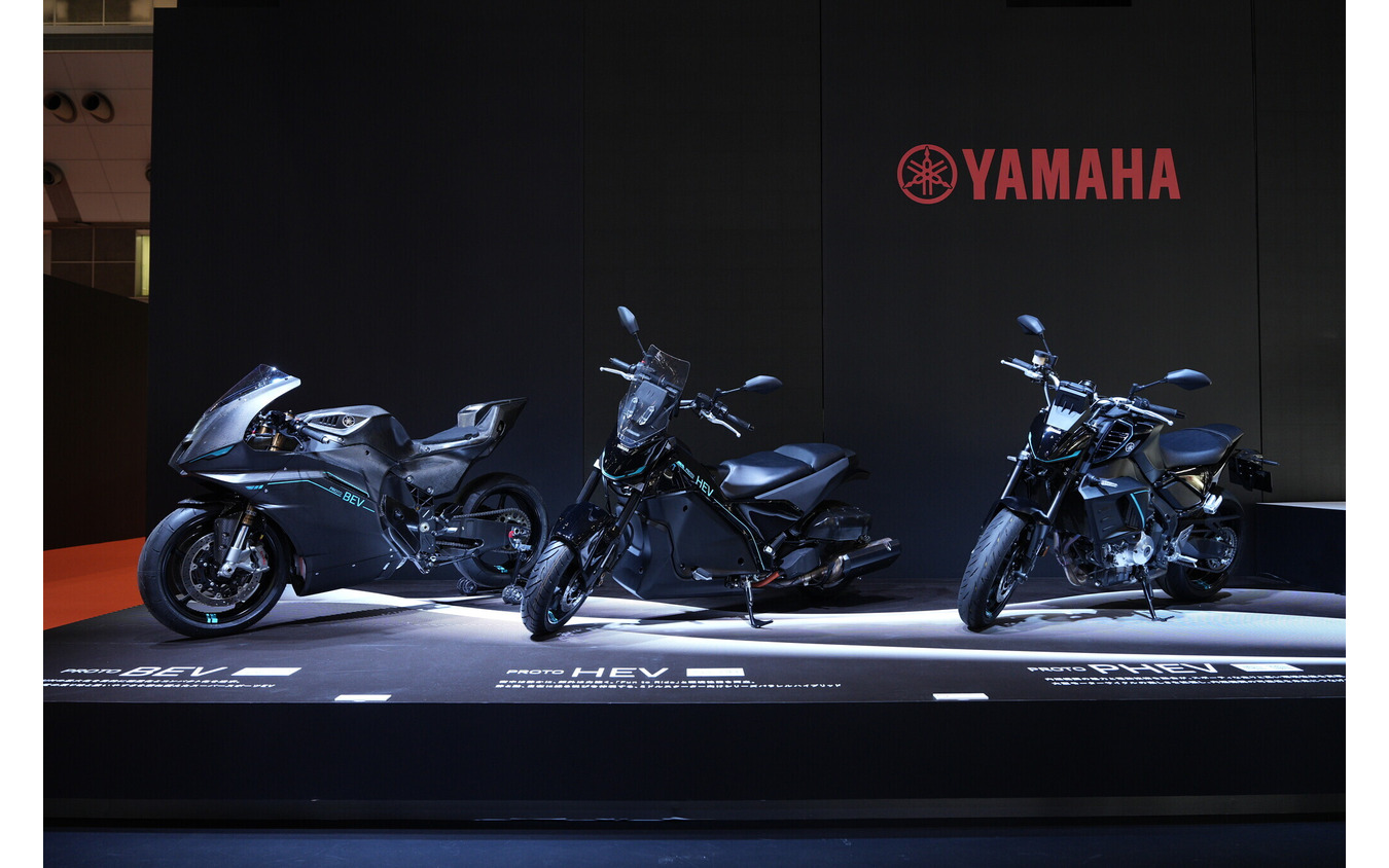 左からBEV、PHEV、HEVのプロトタイプ(ジャパンモビリティショー2025)