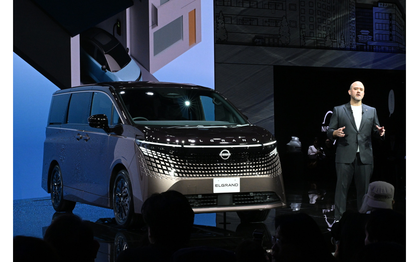 日産自動車 イヴァン・エスピノーサ社長と新型エルグランド(ジャパンモビリティショー2025)