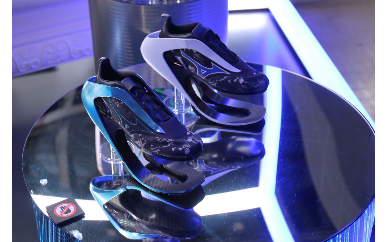 ミズノのCFRP板バネフットギアコンセプトモデル「MOBILARIA β」