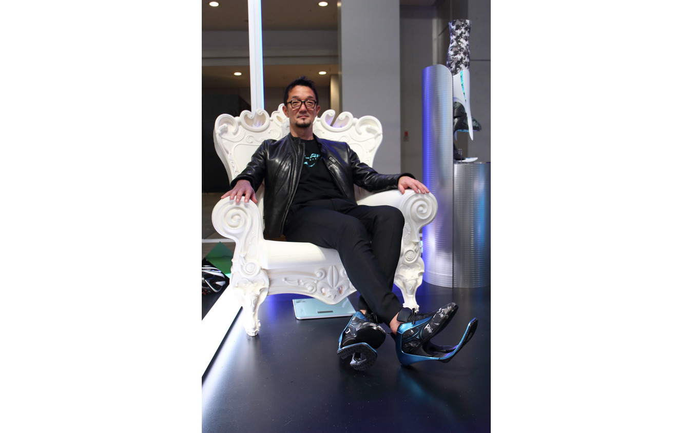 カーデザイナー山本卓身氏自ら「MOBILARIA β」を“装着”