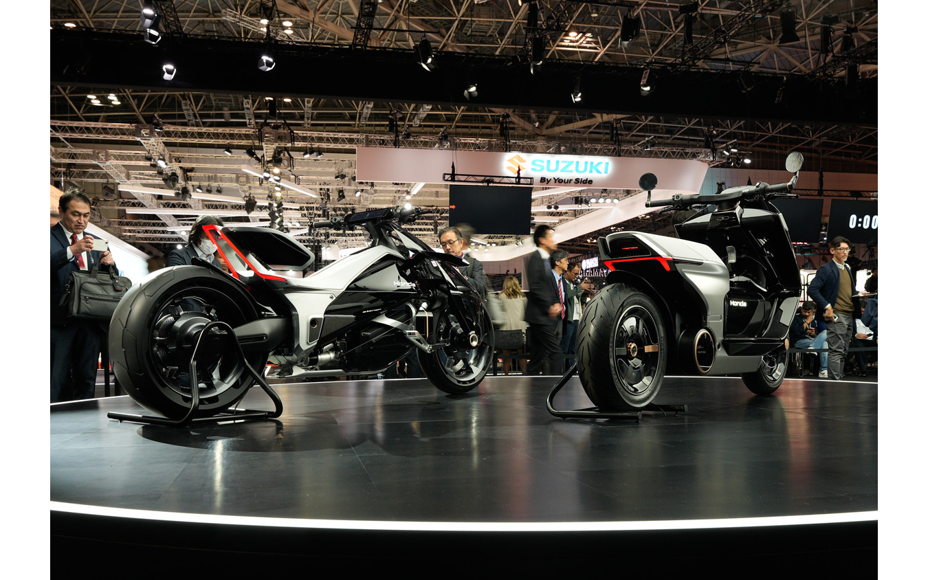 ホンダ EV OUTLIER Concept(左)とEV Urban Concept(右)(ジャパンモビリティショー2025)