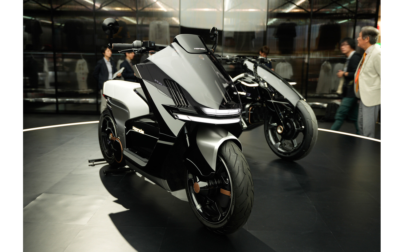 ホンダ EV Urban Concept(右)(ジャパンモビリティショー2025)