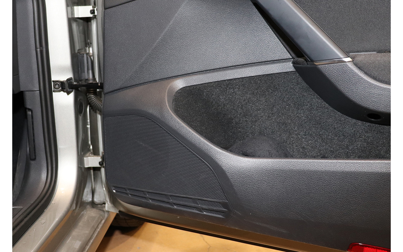 純正ドアスピーカーの取り付け位置の一例。