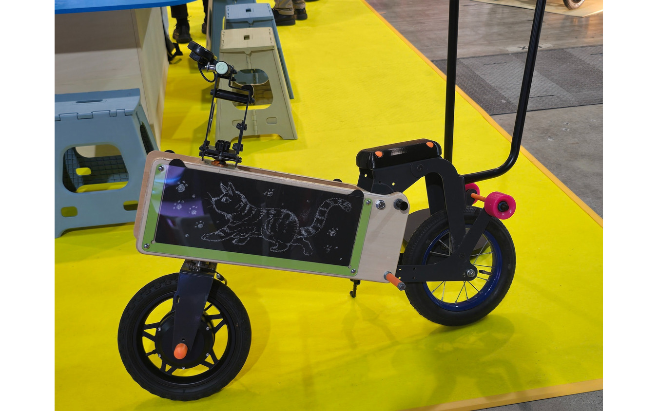 サイドパネルにチョークで絵を描ける「KIDS BIKE」。折りたたみ機構も楽しめる、創造力を育む電動キッズバイク。