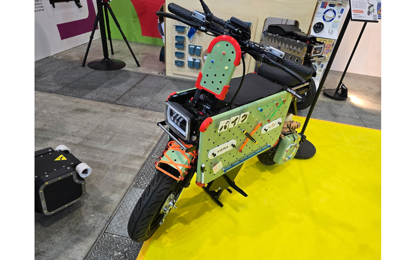 ニフコのプラスチックファスナーでカスタマイズしたタタメルバイク。カラフルなパーツで自由にデザインを変更できる。