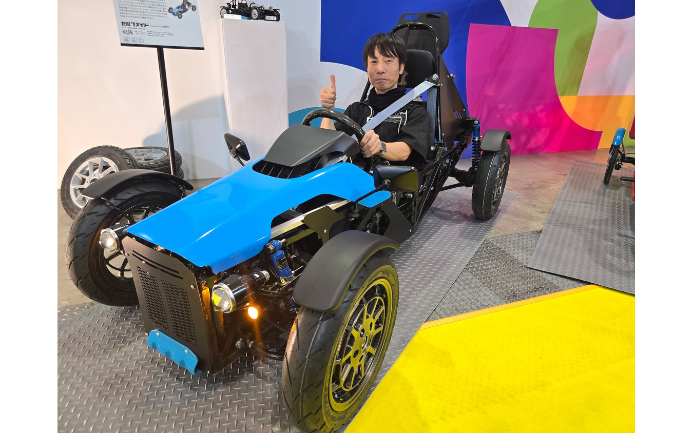 自作のこの原付ミニカーで日本を一周した豊永大空氏。登場するにはハンドルを外してボンネットを持ち上げる機構もカッコイイ。