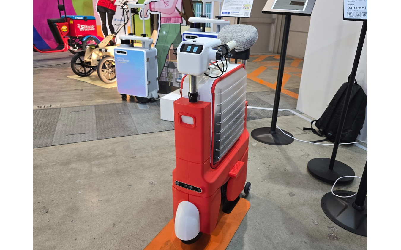 液晶ディスプレイで表情を表現するロボティクスモビリティ。折りたたみ機構とセンサー類を搭載し、ペットのような愛らしい存在を目指す。