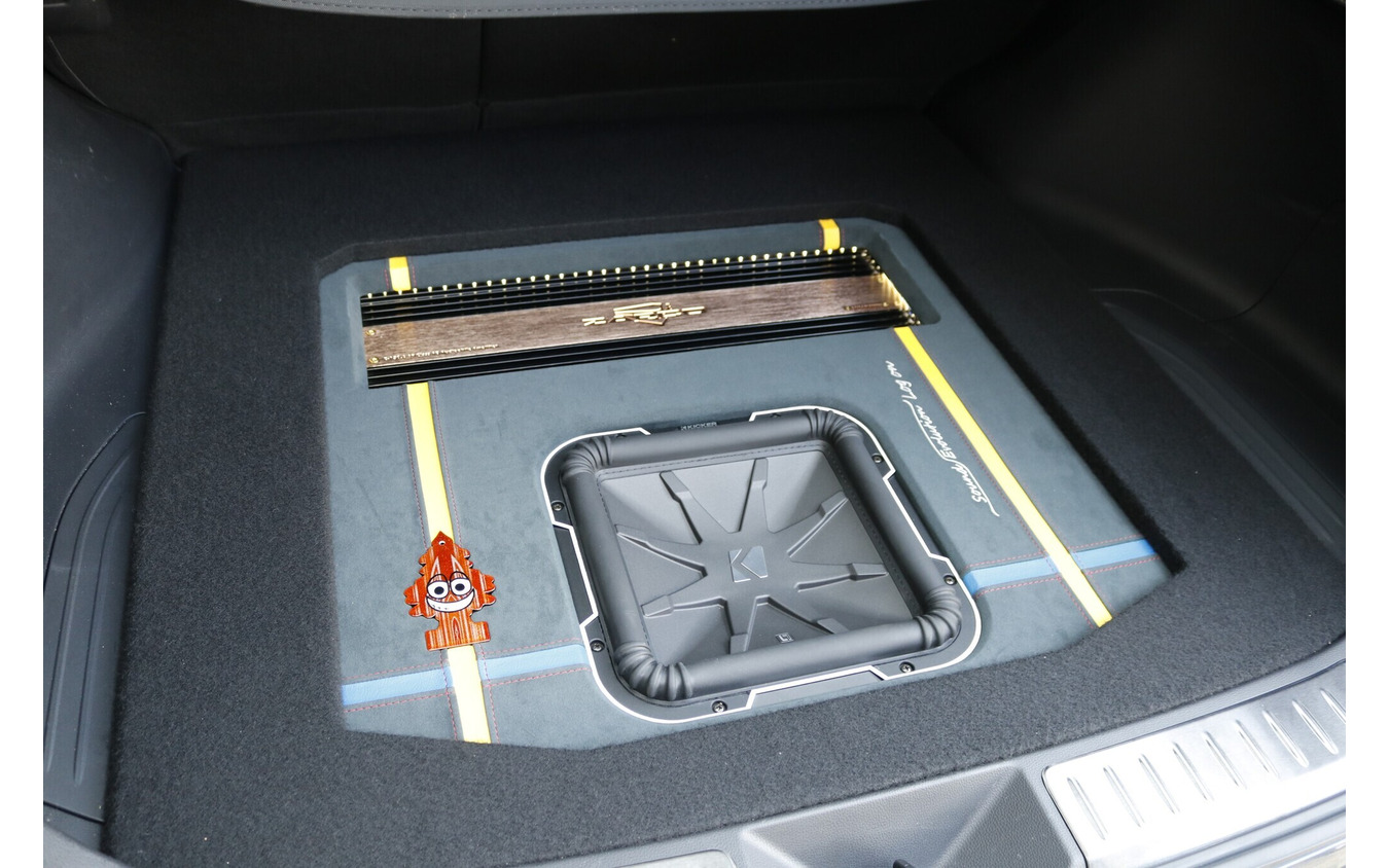 ラゲッジを見るとフラットインストールながらデザイン性の高さが際立つ。色使いやレイアウトの個性が光る。