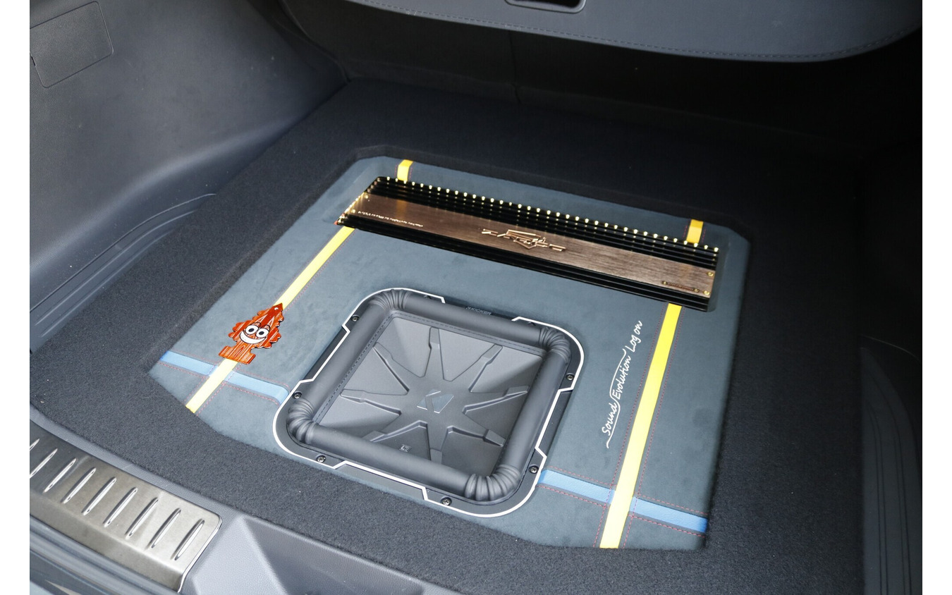 シンプルなユニット配置ながら、フロアパネルのカラー配色とも相まって印象的なスタイルに仕上がっているのがわかるだろう。