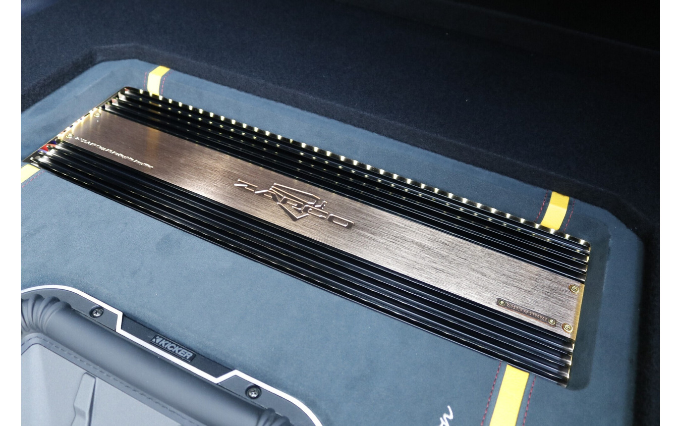 ザプコの6チャンネルパワーアンプであるZ-150.6APは金属イメージが強いフェイスパネルを持つ大型ユニットだ。