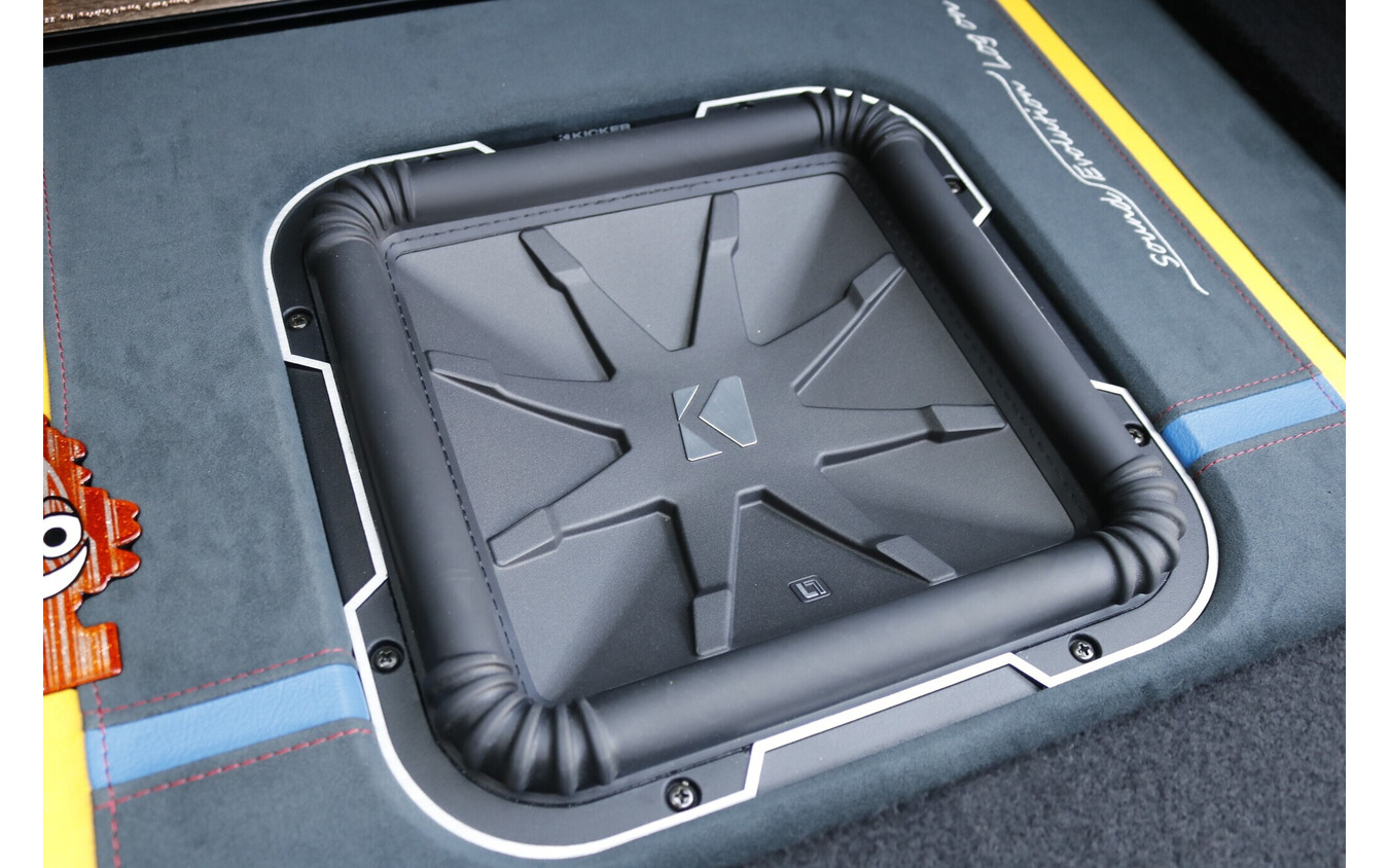 キッカーの角形サブウーファーであるL7を投入。厚みある低音サウンドにこだわったユニットセレクトになった。