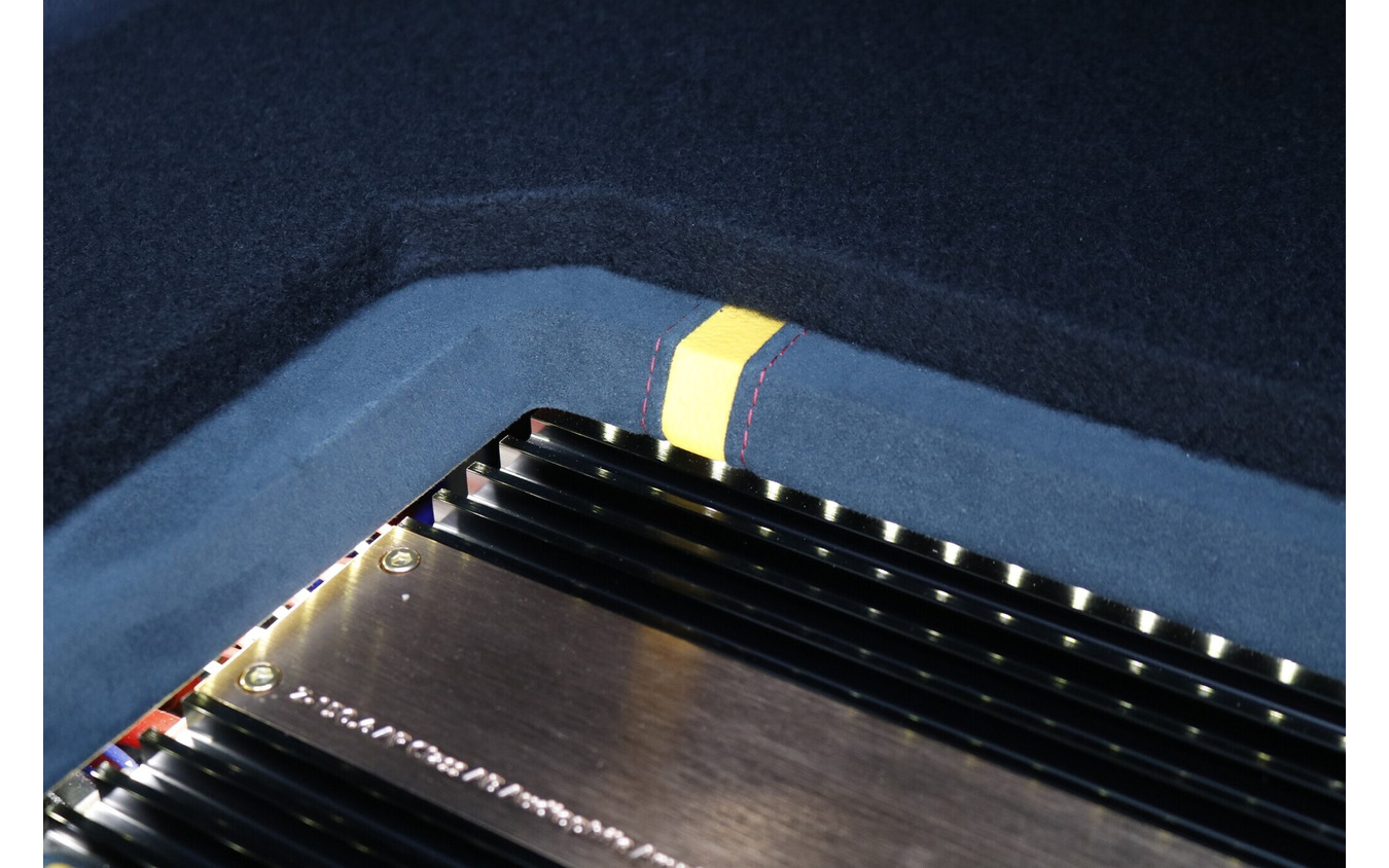 ザプコのパワーアンプの周囲を見るとLEDによるイルミ処理が施されているのがわかる。キラキラとフェイスパネルを照らし出す。