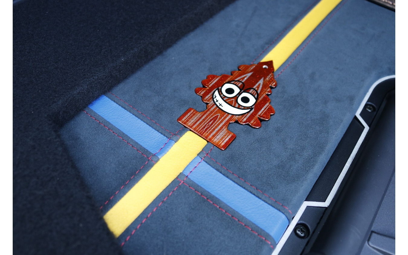 オーナーがこだわった3色のラインに加えてワンポイントとしてカスタムツリーをデザインに採り入れたのも遊び心。