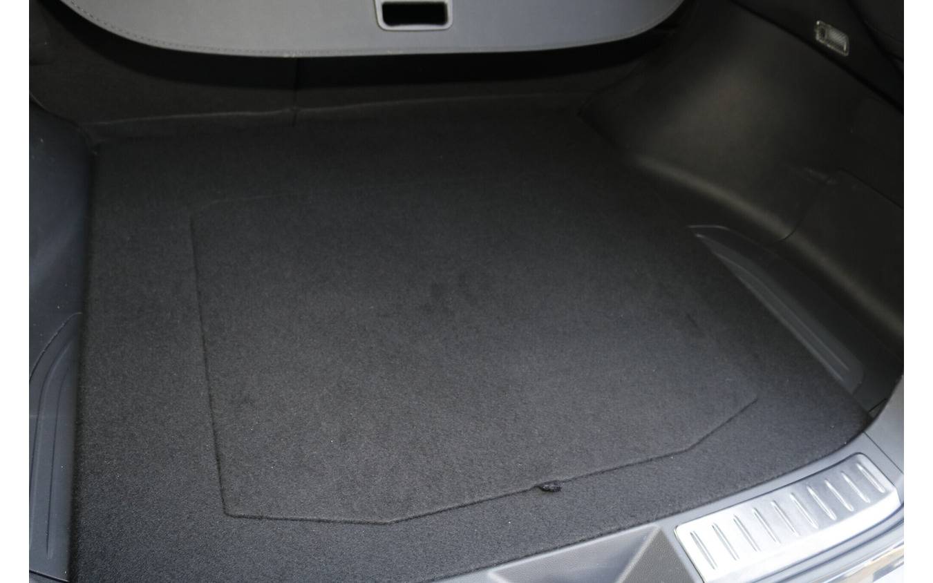 カバーを被せてしまうと完全なフラットスペースができ上がる。遠慮すること無く荷物が積み込めるのもで実用的だ。