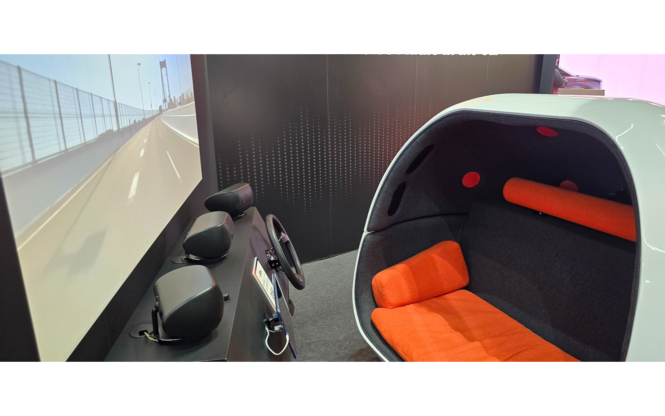 2チャンネルから11チャンネルサラウンドへのリアルタイムアップミックスのデモシステム。今回はシミュレータだが、将来的にはクルマに搭載されていくという。