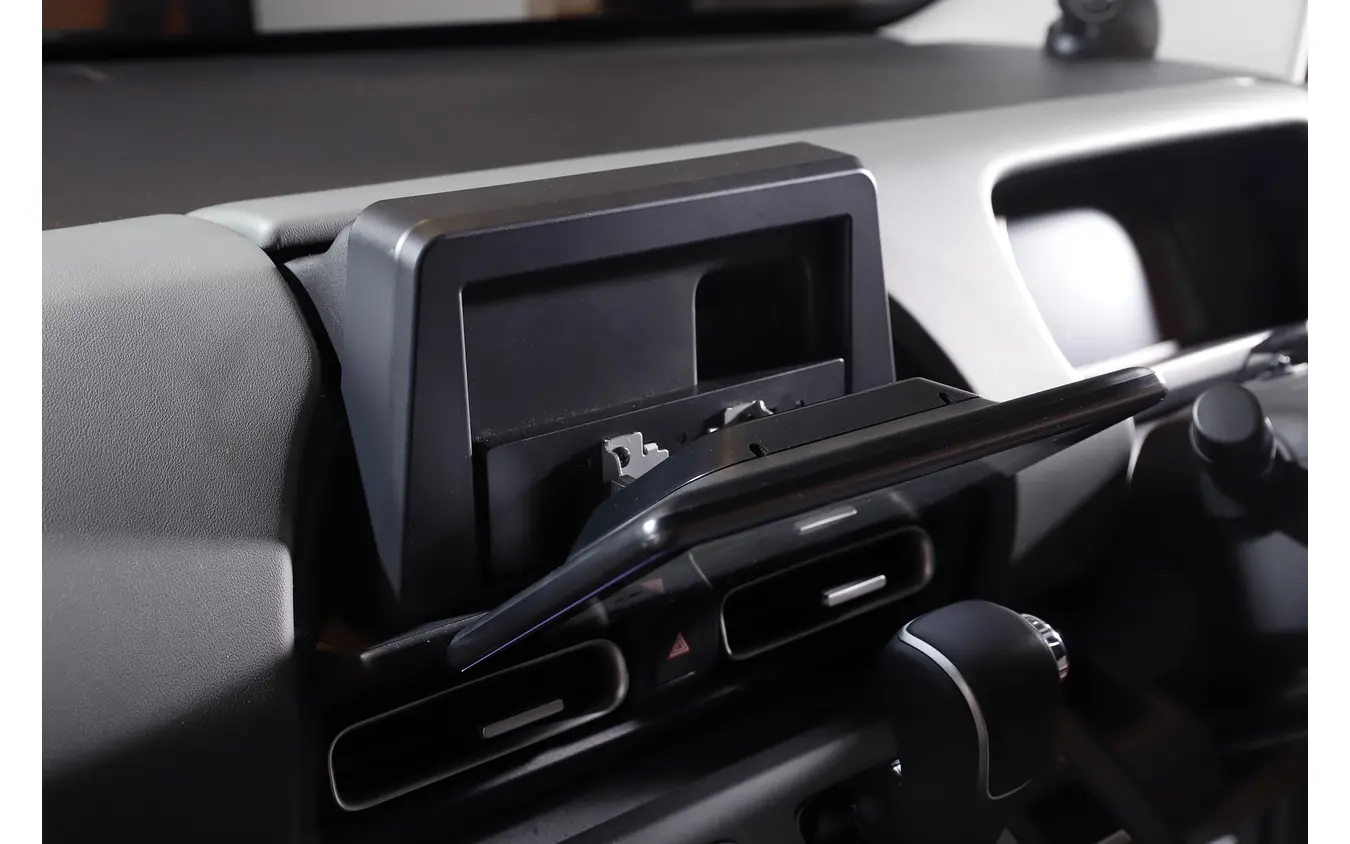 市販ナビを装着出来るフリード専用キット