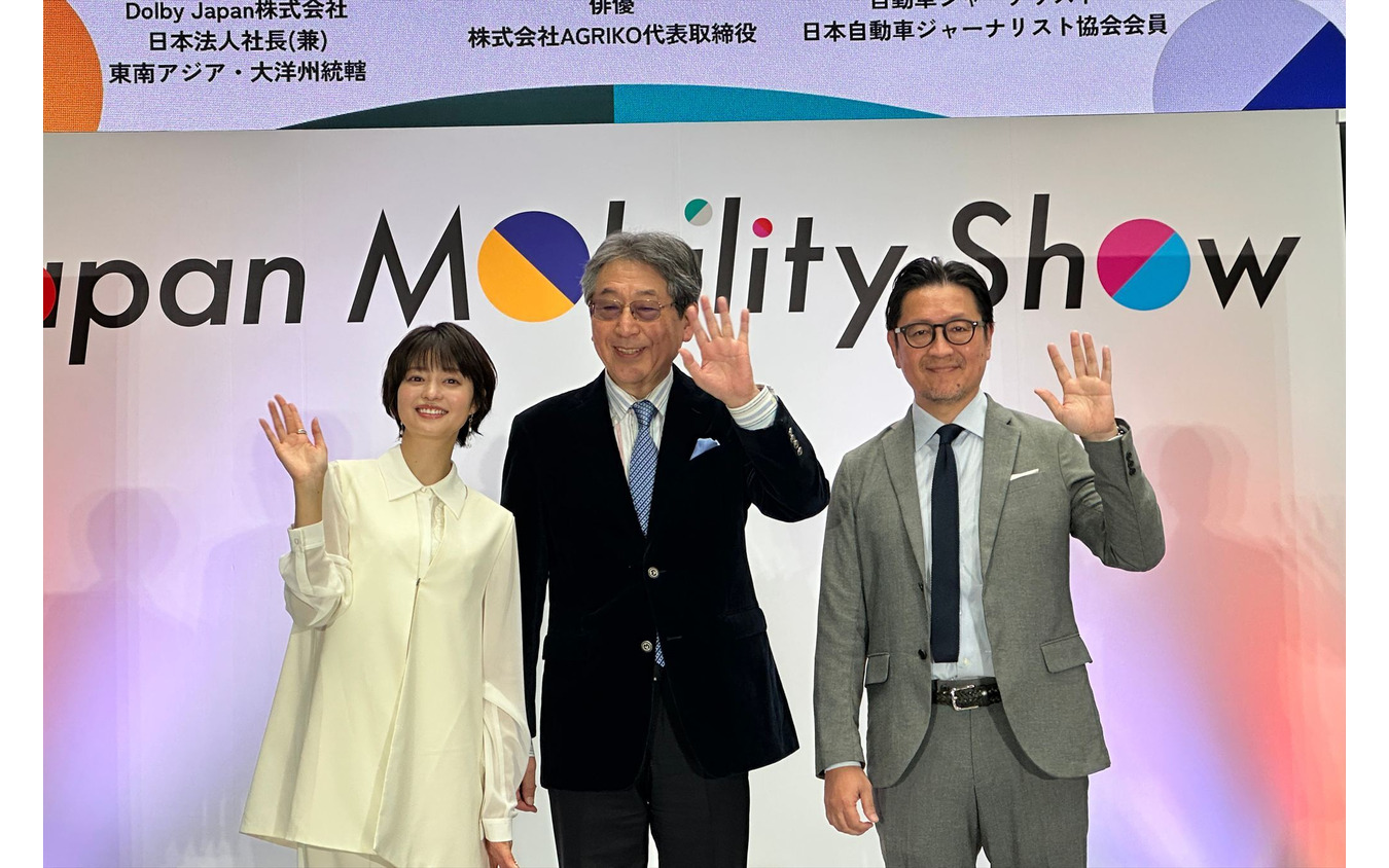 俳優 小林涼子氏（左）、ドルビージャパン株式会社日本法人社長（兼）東南アジア・大洋州統轄 大沢 幸弘氏（中央）、自動車ジャーナリスト 佐藤耕一氏（右）