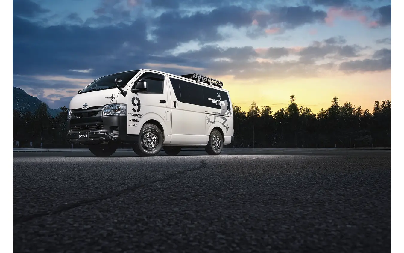 RAYS チームデイトナ D9 × トヨタ ハイエース