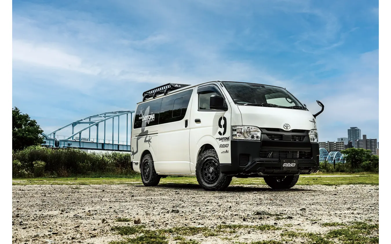 RAYS チームデイトナ M9+ × トヨタ ハイエース