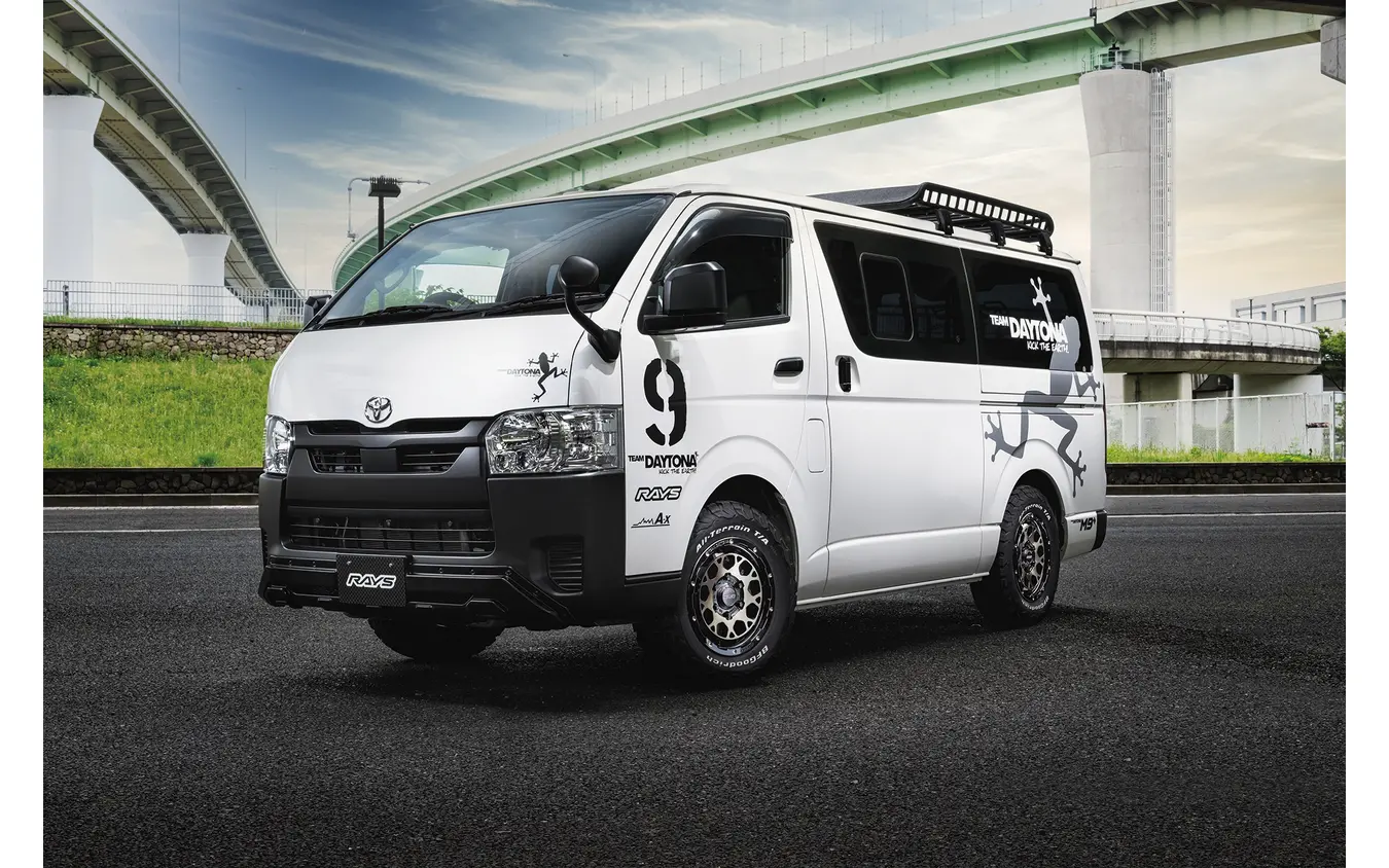 RAYS チームデイトナ M9+ × トヨタ ハイエース