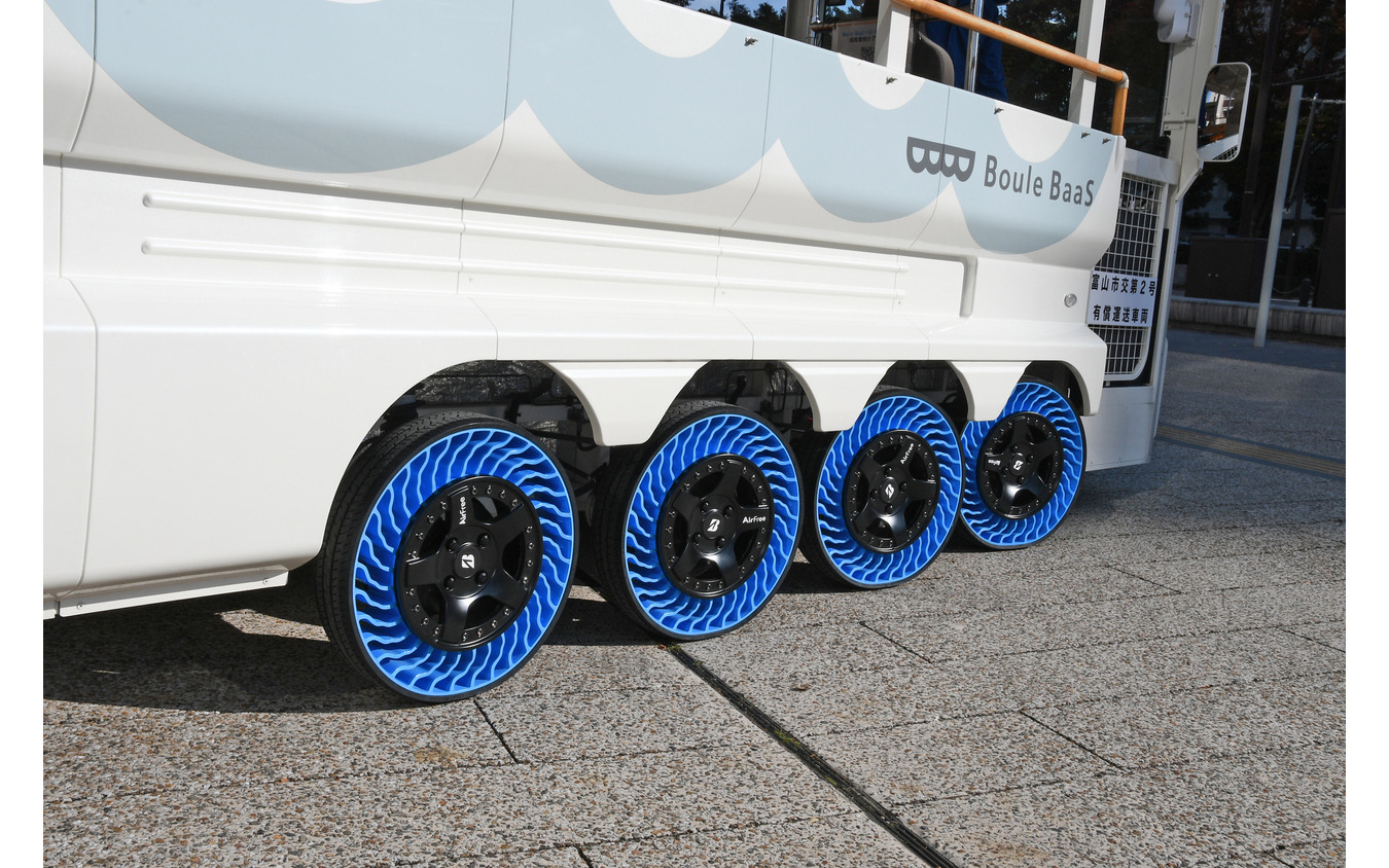 駆動は8輪。操舵は前側6輪で行われる