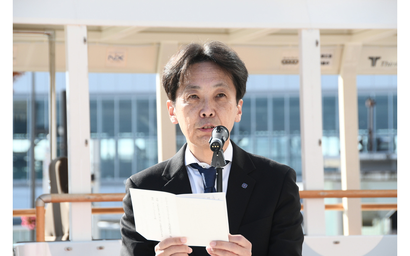 藤井裕久市長のあいさつを読み上げる富山市活力都市創造部長の深山隆氏