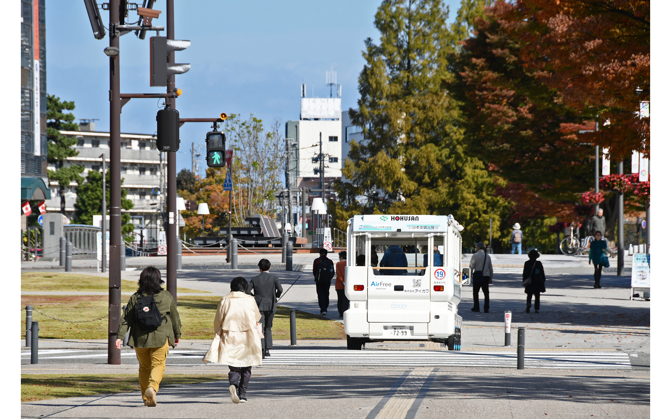 歩道を走る「Boule BaaS（ブールバース）」は歩行者信号を守って運行する