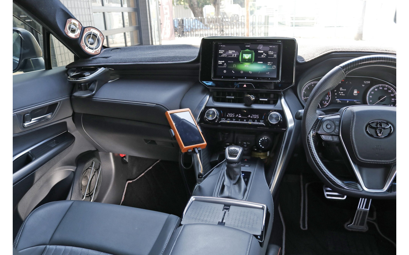 コクピットではAピラーのインストールデザインがとにかく目立つ存在。ビルトインの処理もオーナーのお気に入り。