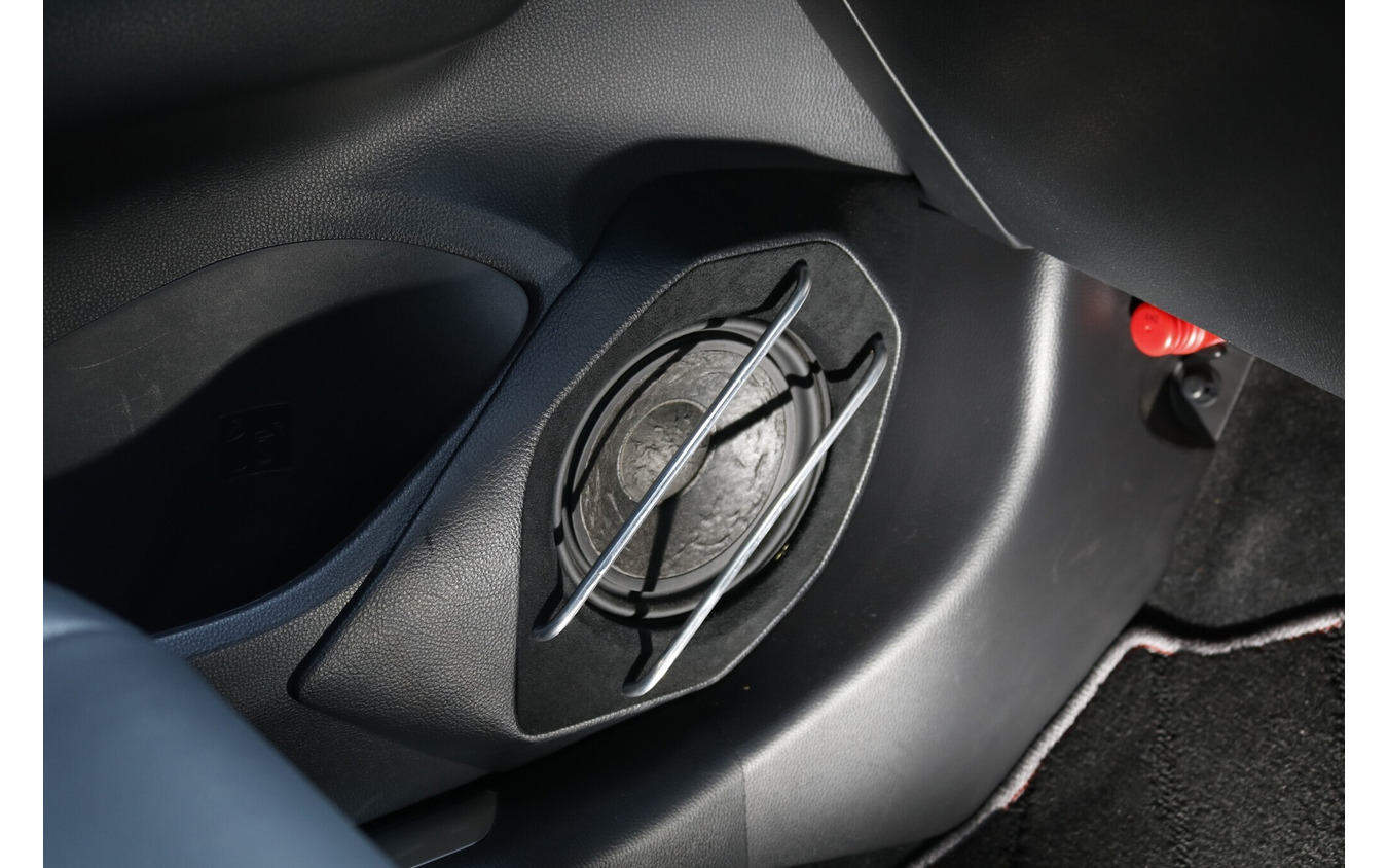 アウターバッフルに加えてESBのミッド＆ツイーターのデザインに合わせたアルミパイプを使ったプロテクションをワンオフ。