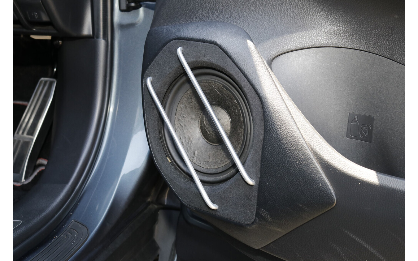 ミッドバスにはESBの16.5cmユニットであるESB8000シリーズ8.165をチョイスして深みのある中低音を引き出す。