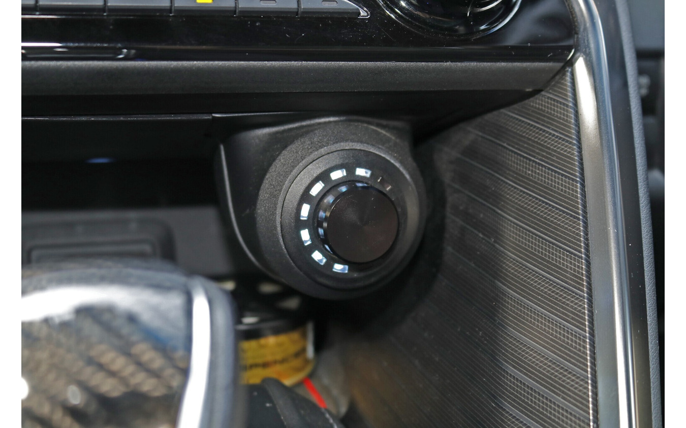 ヘリックスのコントローラーであるコンダクターをセンタークラスターの純正プッシュスターター位置を利用して取り付ける。