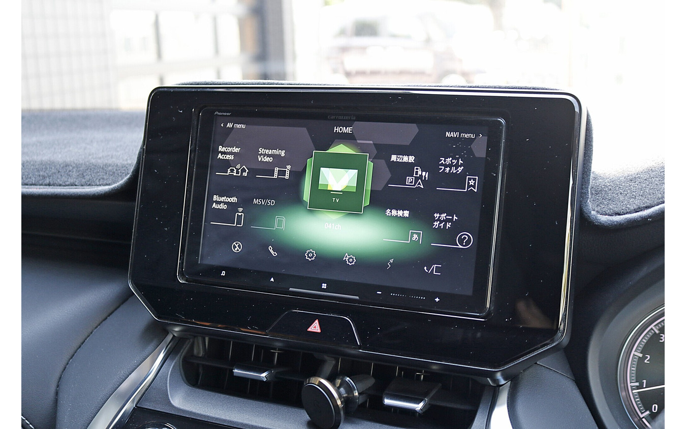 カーナビにはサイバーナビを搭載。通信を使った機能も備え普段使いするにも何かと便利なナビとなっている。