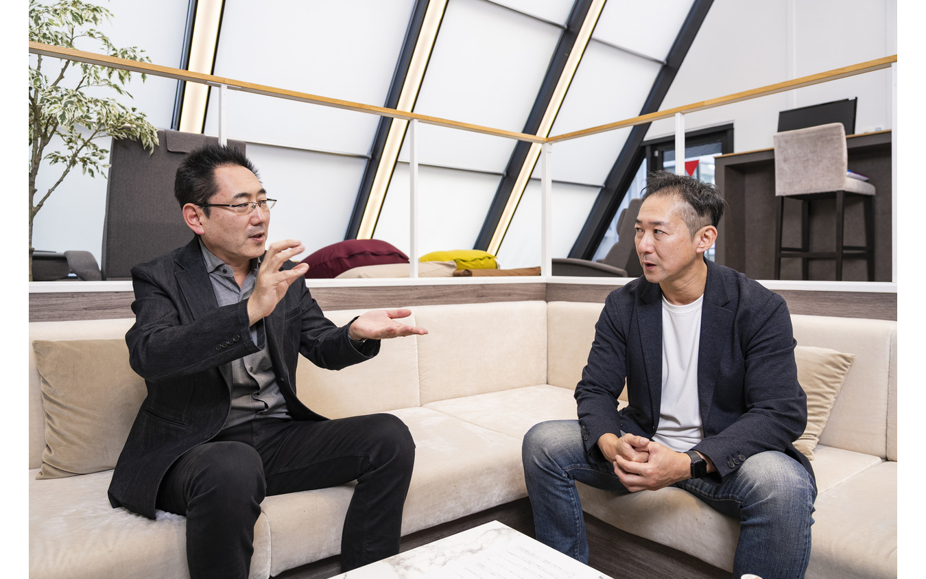 レスポンス編集長 三浦和也（左）とナノオプト・メディア 代表取締役社長 大嶋康彰氏（右）