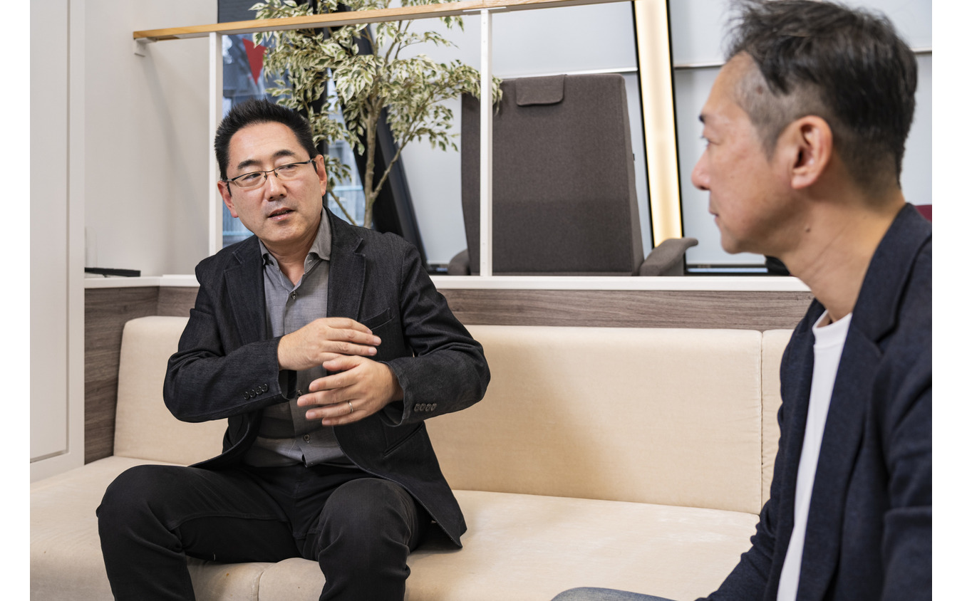 レスポンス編集長 三浦和也（左）とナノオプト・メディア 代表取締役社長 大嶋康彰氏（右）