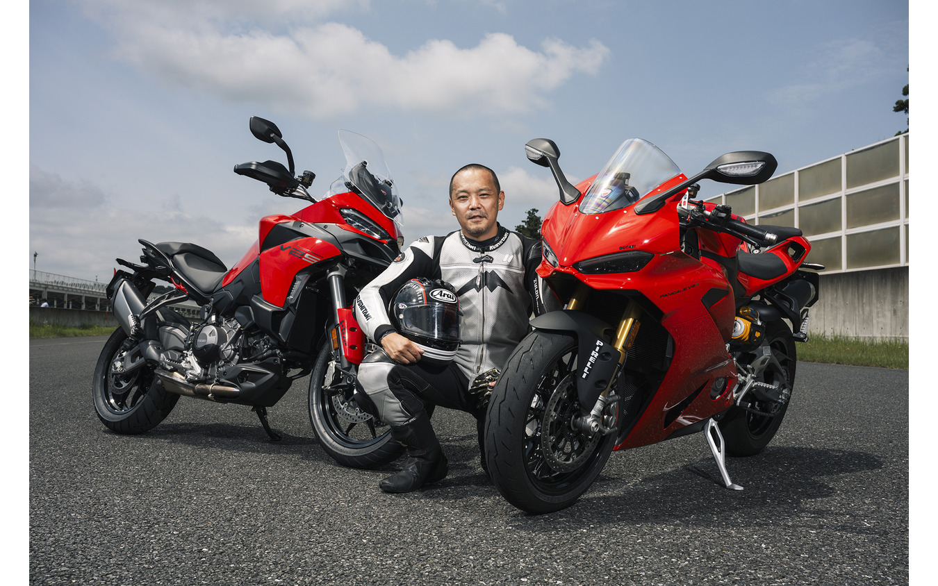 小川勤氏とドゥカティ ムルティストラーダV2S（左）とパニガーレV2S（右）