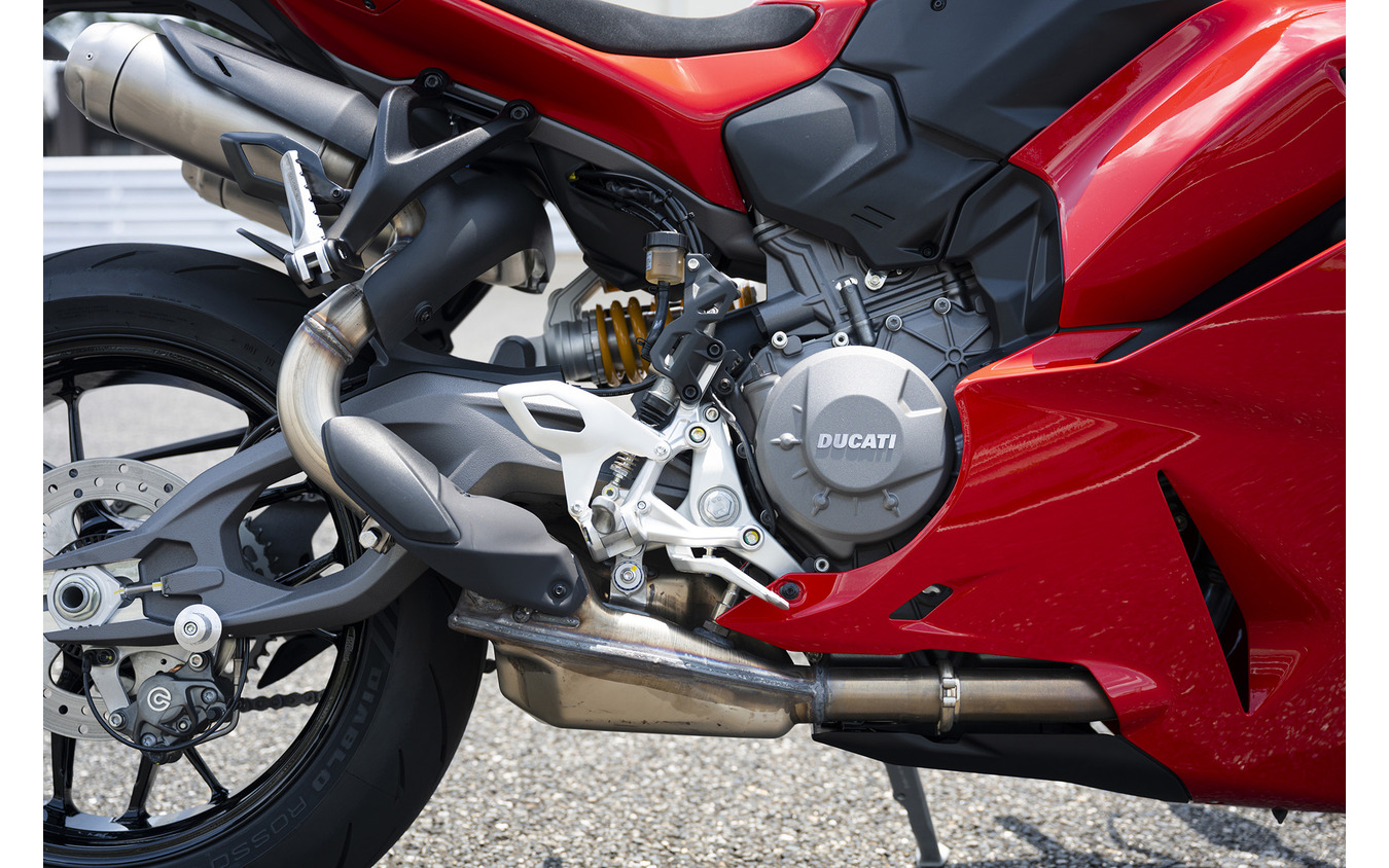 ミッションやクラッチなど各パーツを軽量＆コンパクト化し、前モデル比−9kgを実現したV2エンジン