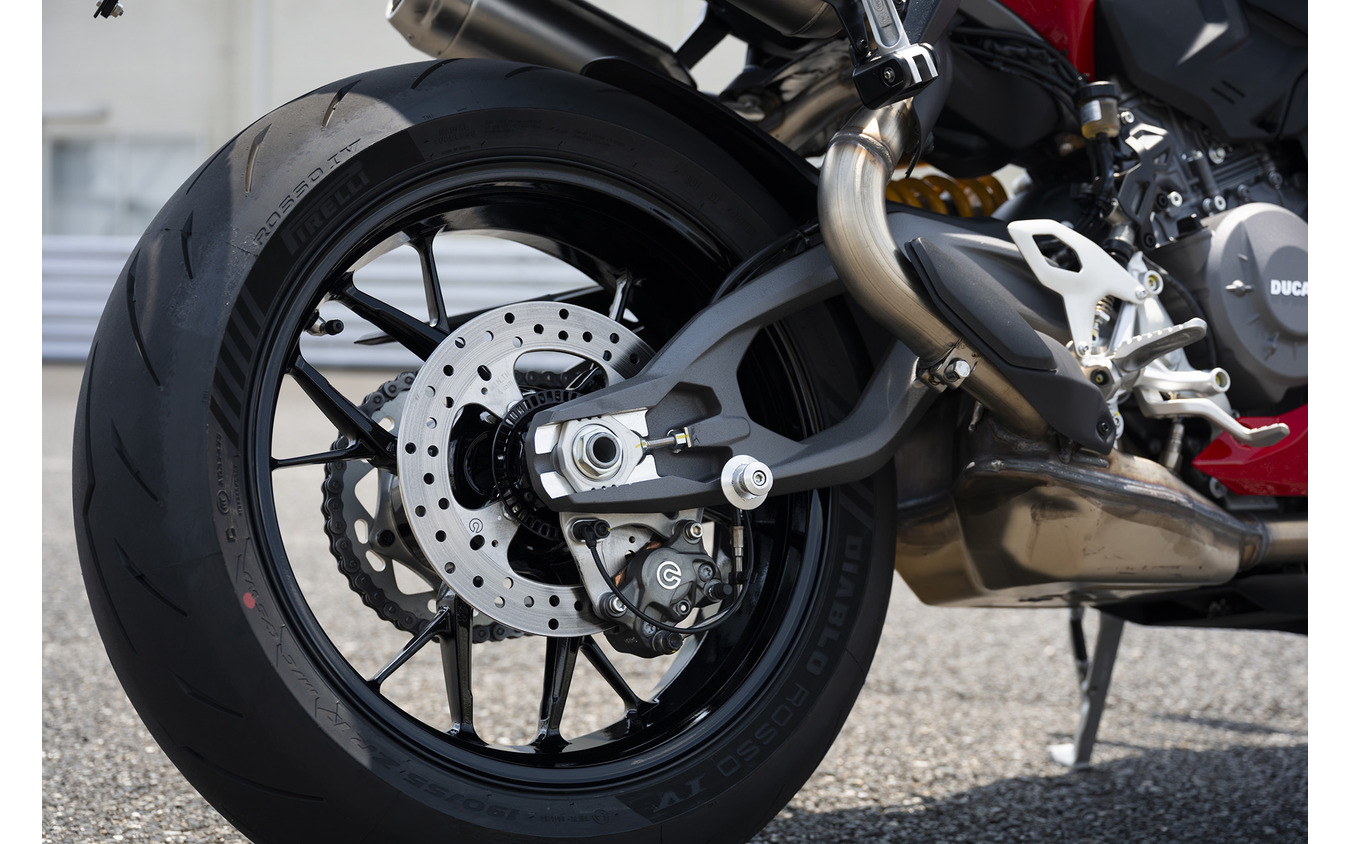 標準タイヤはピレリ製ディアブロロッソ4。サーキット派はハイグリップタイヤへ換装した方がいいだろう。