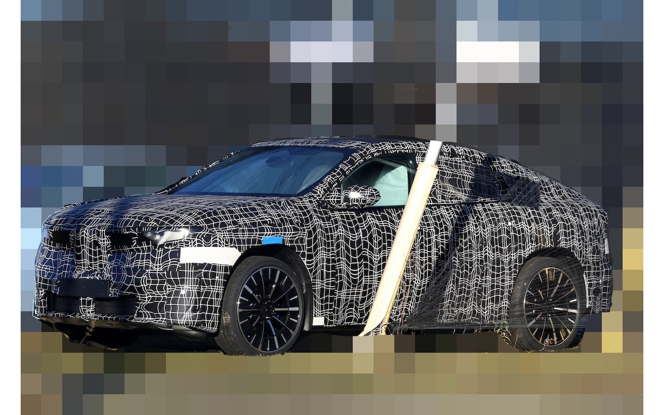 BMW iX4 市販型のプロトタイプ