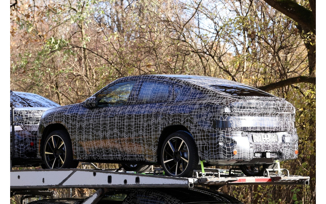 BMW iX4 市販型のプロトタイプ