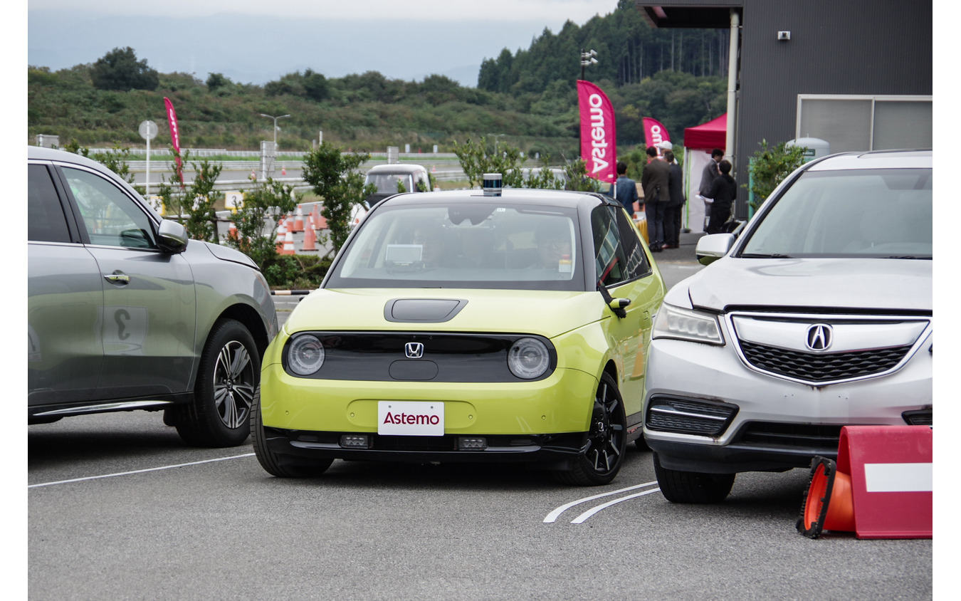 狭い道路でのすれ違い時、理想軌道からはずれると自動的にハンドルが操舵される