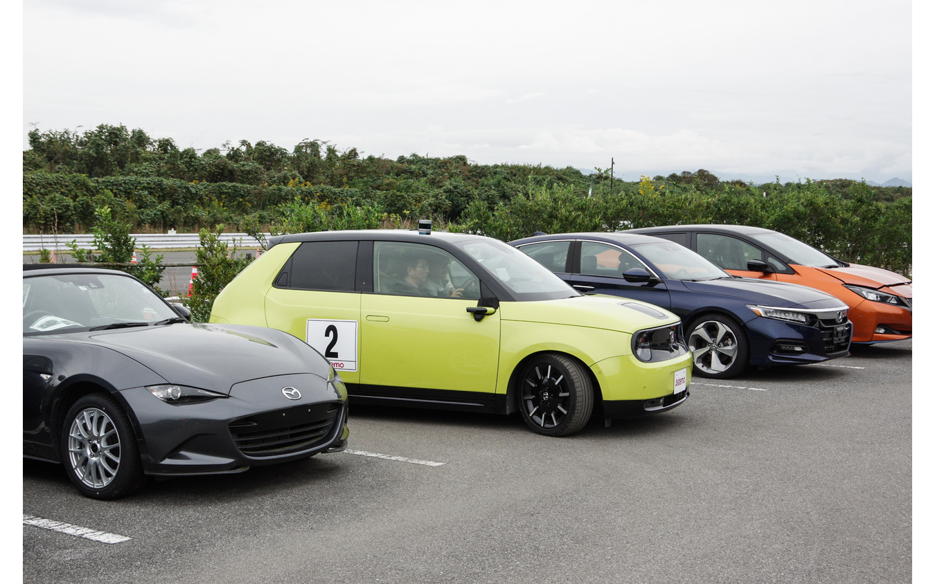 自動駐車ではなくあくまで「支援」なので、ステアリングの介入だけに任せると上手く駐車できない