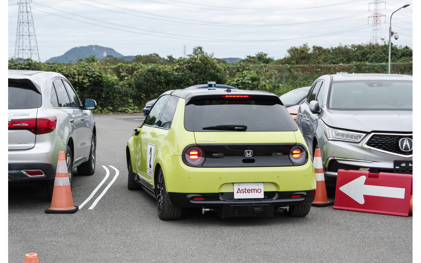 左にハンドルを切っている状態でも、ぶつかる前に自動的に右に操舵してくれた