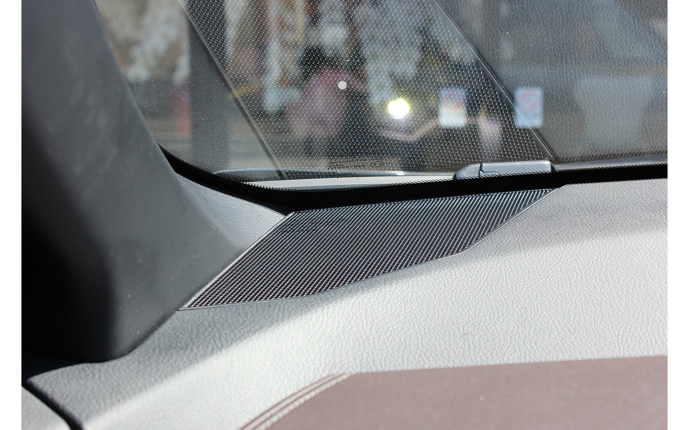 純正ツイーターの装着位置の一例。