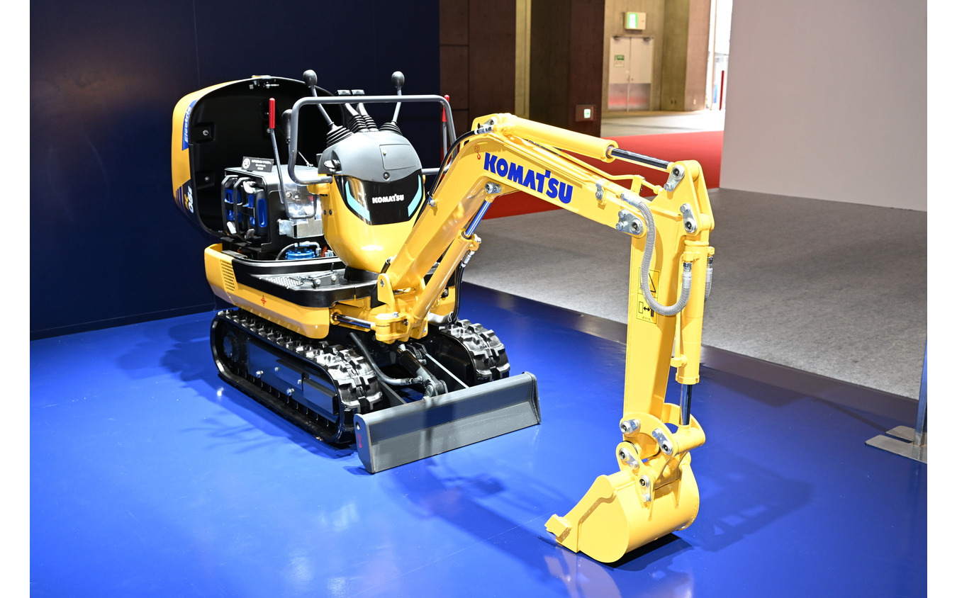 ホンダとコマツが共同開発した電動マイクロショベルのPC05E-1プロトタイプ（ジャパンモビリティショー2023）