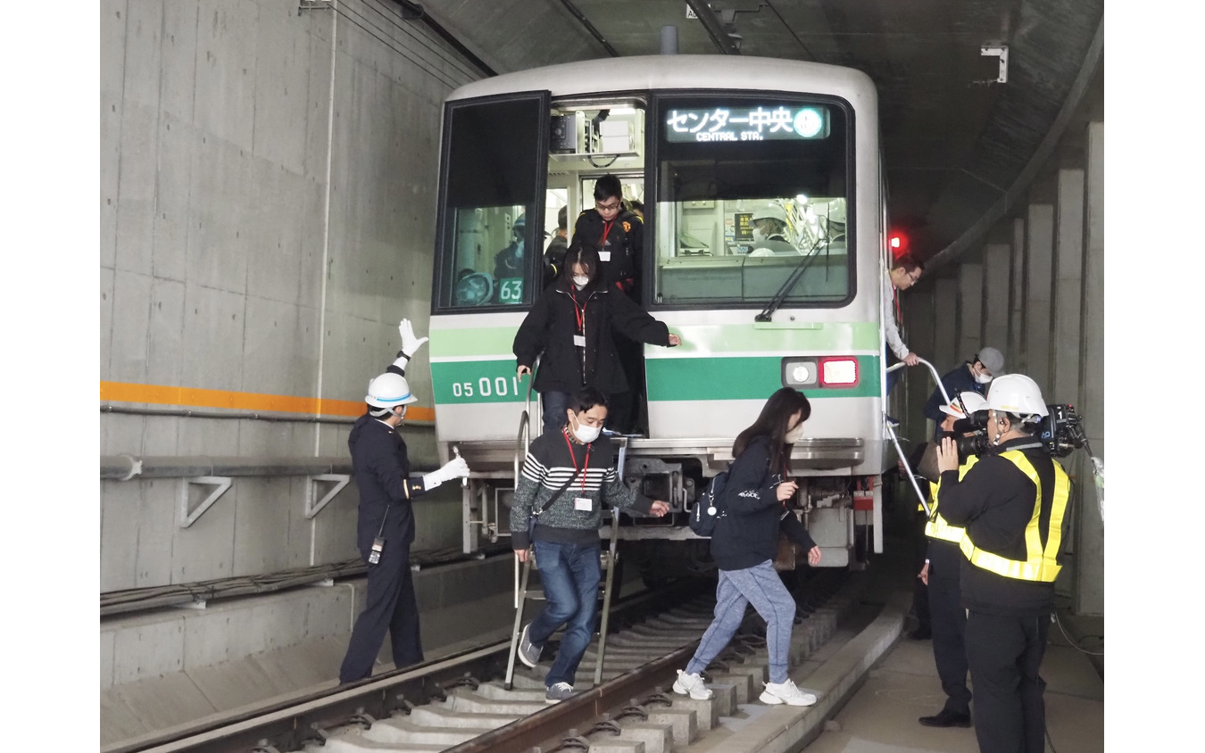 東京メトロ「異常時総合想定訓練」：車内の乗客の避難誘導
