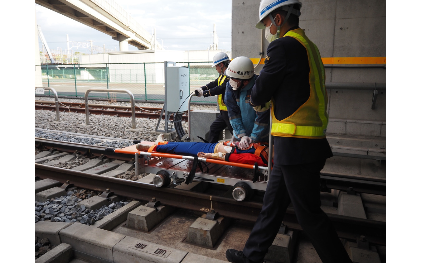 東京メトロ「異常時総合想定訓練」：心肺停止者の搬送