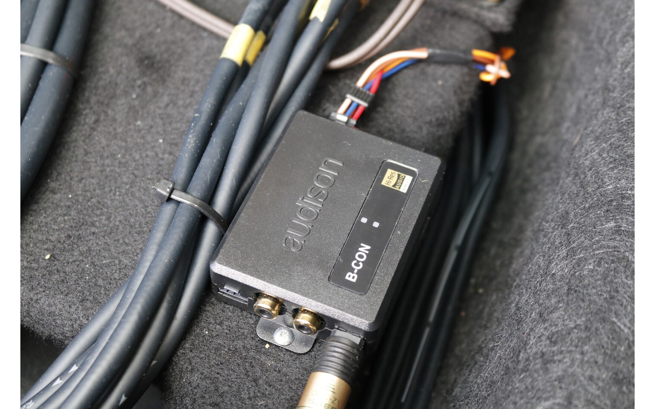 ブルートゥースユニットとしてはオーディソンのビーコンを採用。DAPと併用するiPhoneをシステムに無線接続している。